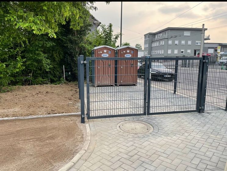 Zufahrt & Toranlage